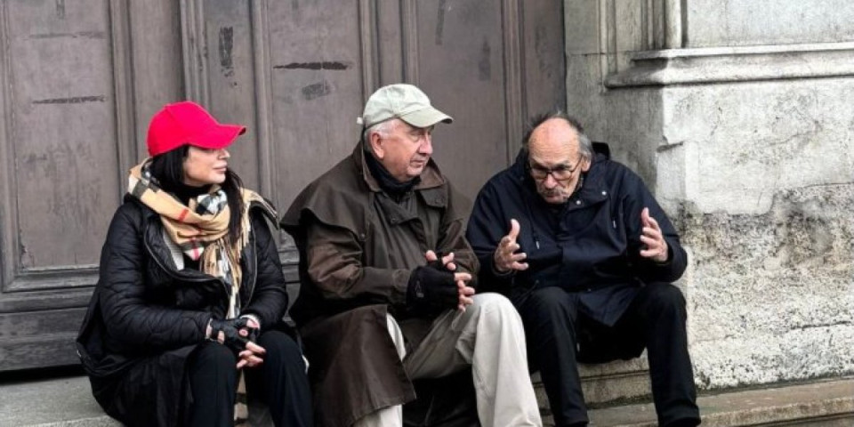 Blokadersk šljam ispred Rektora: Studentkinja mrtva, oni protestuju protiv istine (FOTO)