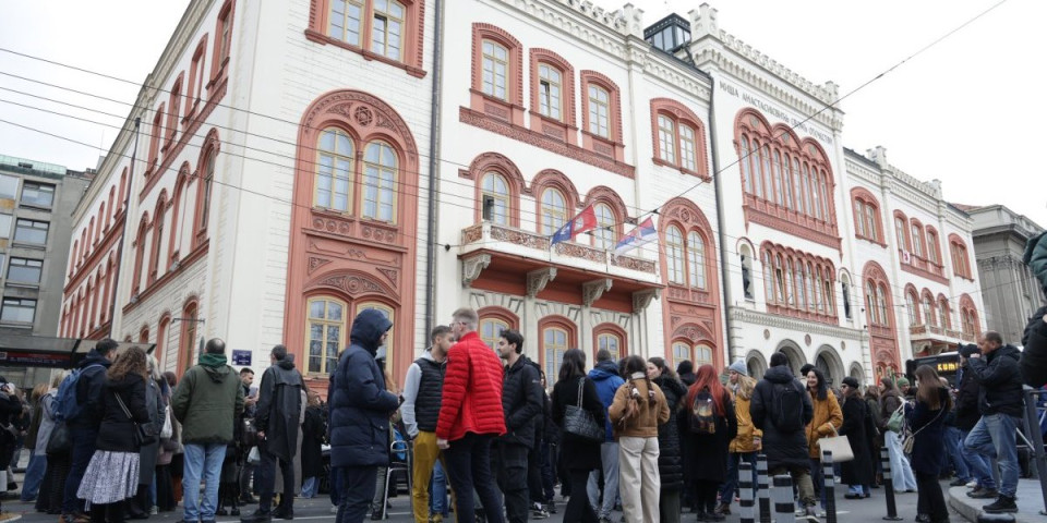 Pozivaju na haos ispred Rektorata! Blokaderi se okupljaju, pogledajte ko je među njima (FOTO/VIDEO)