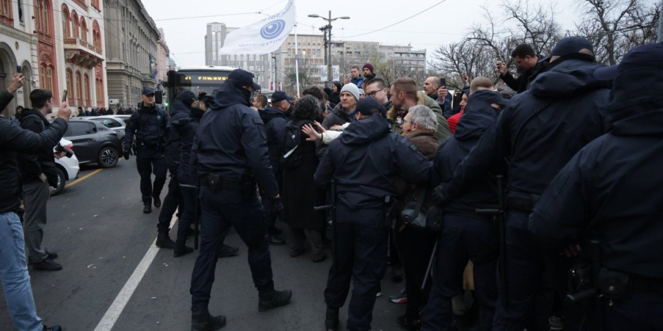 Blokaderi pozivaju na ubistvo policajaca! Haos ispred Rektorata, napali i ekipu Informera (FOTO/VIDEO)