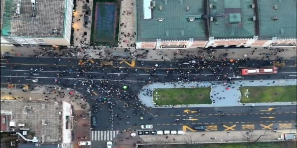 Šaka jada! Pogledajte pravo stanje ispred Rektorata - Pokušavaju da zataškaju tragediju (FOTO)