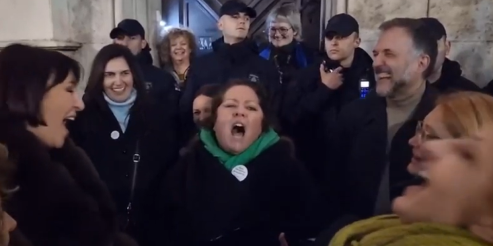 ŠOK SCENA! Blokaderi pevaju i prave haos nekoliko metara od mesta smrti devojke - Vučiću gradi ludnice (VIDEO)