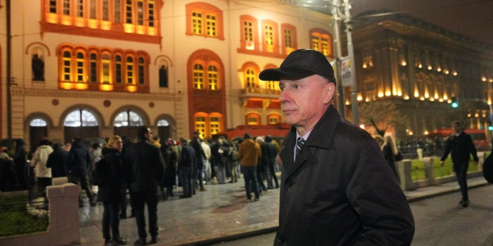 "Vučić će vladati večno": Narod zgrožen nastupom blokadera ispred Rektorata (VIDEO)