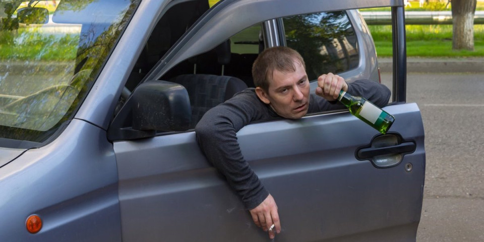 Mrtav pijan pre 10 ujutru: Policija zaustavila vozača, urađen mu alkotest, a onda...