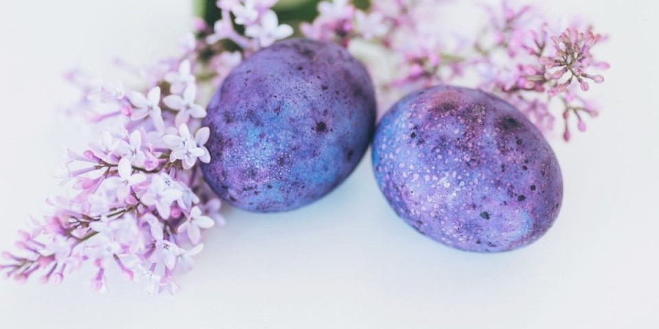 Prelepa vaskršnja jaja uz čaj od hibiskusa: Nestvarne nijanse na potpuno prirodan način