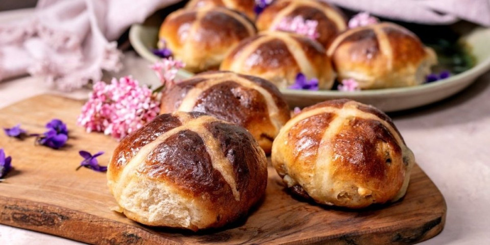 Mekane vaskršnje zemičke koje mirišu na praznike: Recept koji uspeva svaki put