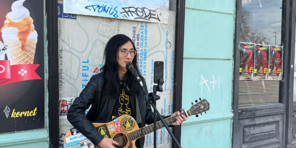 Najpoznatiji stranac u Srbiji pravi urnebesnu zabavu gde god stigne: Brate moj, kume moj! (VIDEO)