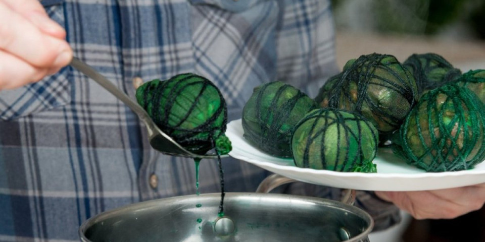 Masline i zeleni čaj za savršena praznična jaja: Prirodne šare koje oečaravaju u tri poteza