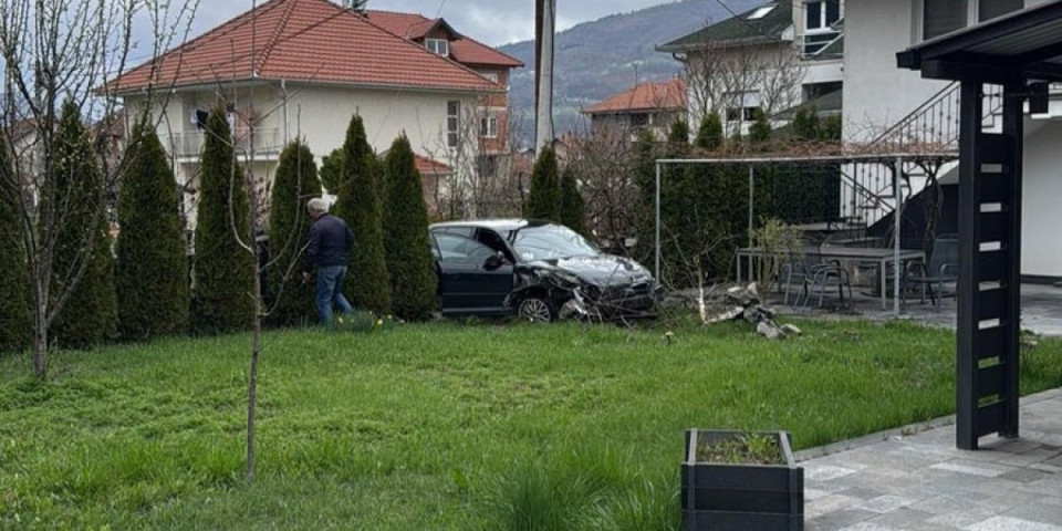 Automobilom "uleteo" u dvorište kuće: Nesvakidašnja saobraćajka u Prijepolju (FOTO)