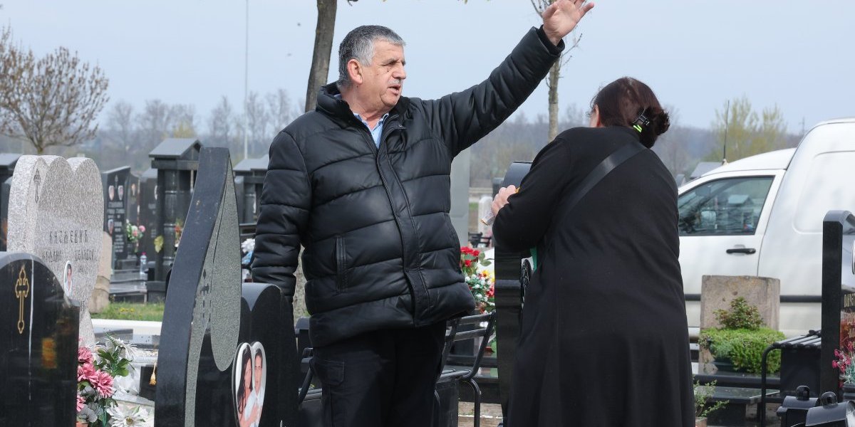 Dvoje kod groba Jelene Marjanović