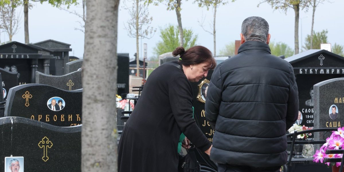 Dvoje rođaka na grobu