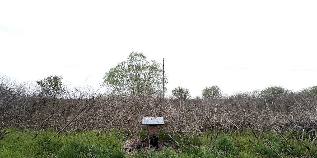 Spomen ploča na nasipu