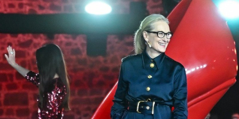 (VIDEO) Glumica usred intervjua zalepila poljubac telohranitelju: O ovom gestu Meril Strip priča ceo svet