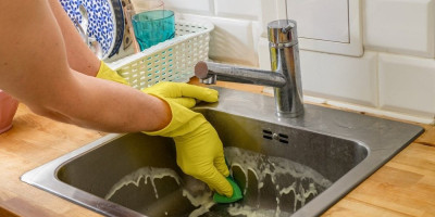 Znate li čemu služe rupice u sudoperi? Mnogi ih i ne primete, a imaju bitnu svrhu i moraju se čistiti