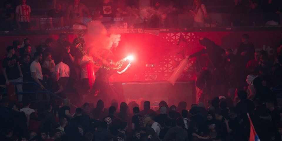 (VIDEO) Masovna tuča "Areni"i! Sevale šipke pred meč Zvezde i Partizana