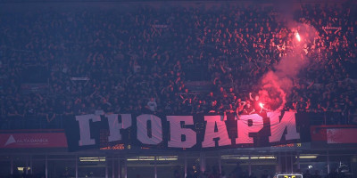 (VIDEO) Skandal - "Grobari" bacali topovske udare među ljude sa decom, pa se potukli između sebe