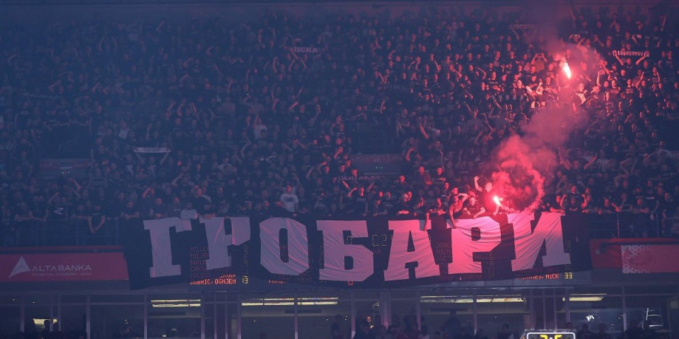 (VIDEO) Skandal - "Grobari" bacali topovske udare među ljude sa decom, pa se potukli između sebe