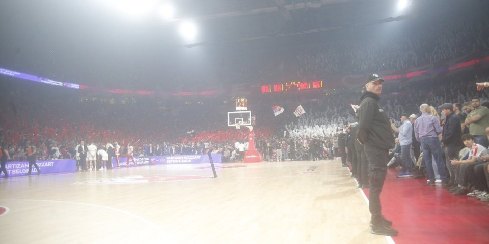 Navijači Zvezde umalo upali na teren! Napali igrača Partizana, potpuni haos u "Areni" (VIDEO)