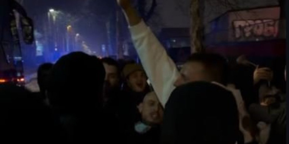 (VIDEO) "Grobari" dočekali košarkaše Partizana u Humskoj: Orili se stihovi poznate navijačke pesme