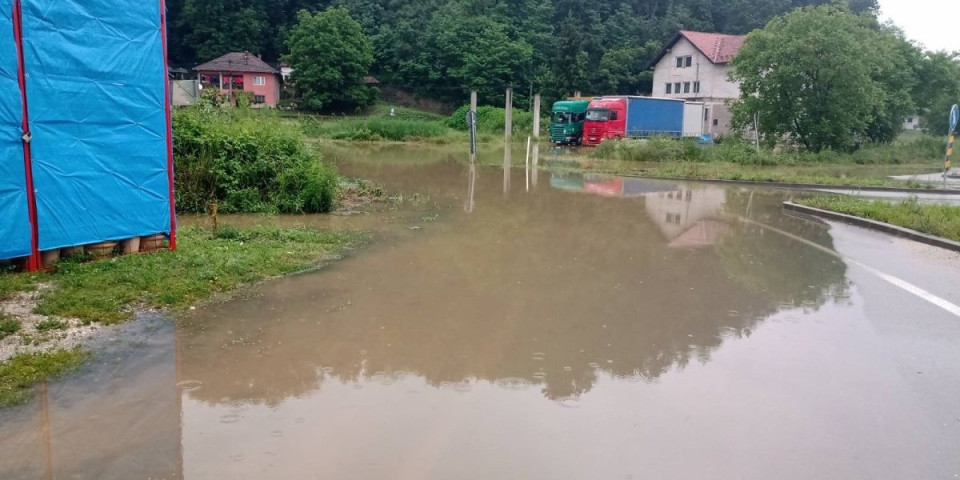 Kiša pada bez prestanka! Izlila se Zapadna Morava, jedna deonica puta zatvorena za saobraćaj