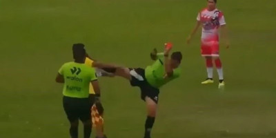 Šta bi ovo? Sudija u stilu kik-boksera nokautirao fudbalera na utakmici, svi ostali zapanjeni (VIDEO)