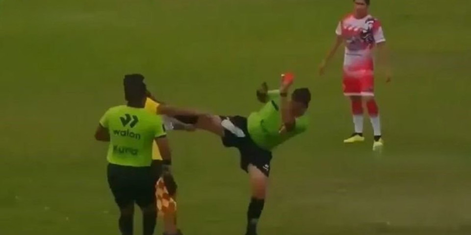 Šta bi ovo? Sudija u stilu kik-boksera nokautirao fudbalera na utakmici, svi ostali zapanjeni (VIDEO)