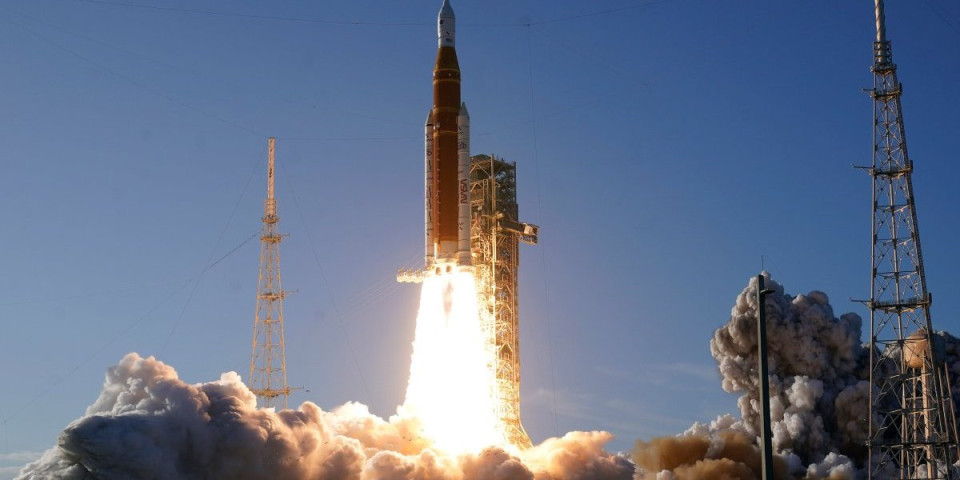 Istorijski trenutak koji je svet čekao! Čovečanstvo ponovo juriša na Mesec, misija Artemis II napustila orbitu! (VIDEO)