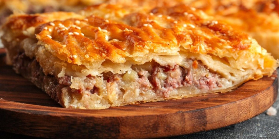 Pita sa mesom koja osvaja ukusom: Hrskave kore i sočan nadev koji i deca obožavaju
