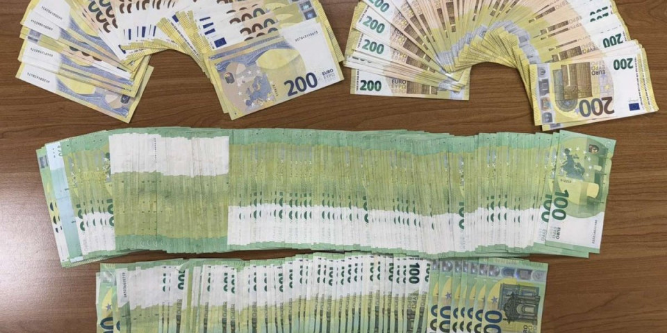 53 hiljade evra i dijamantski nakit: Sprečeno krijumčarenje na carini (FOTO)