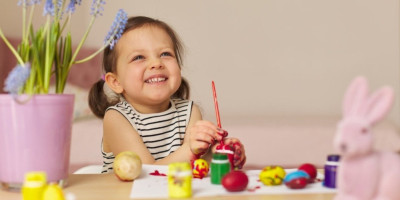 Farbanje jaja je jedan od najzabavnijih delova Vaskrsa, posebno za najmlađe. Baš zbog toga otkrijte 5 zanimljivih načina za farbanje jaja sa decom i učinite praznik veselijim.