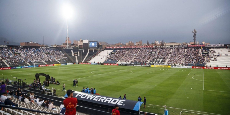 Uznemirujući snimci: Zid stadiona se odjednom urušio na navijače - Ima poginulih, povređena i deca (VIDEO)