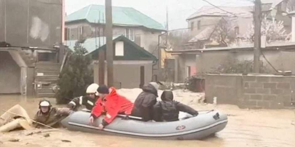 Katastrofa biblijskih razmera na Kavkazu! Potop zbrisao domove, 43.000 ljudi u očaju čeka spas (VIDEO)
