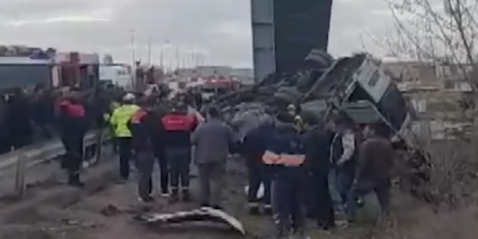 Uznemirujuće! Krvavi udes na putu za Istanbul: Vozač izgubio kontrolu i udario u stub, četiri osobe na mestu mrtve (VIDEO)