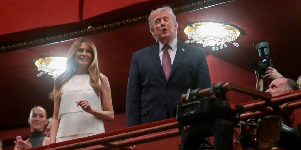 Dok sala bruji, Melanija sija: U haljini sa resama prva dama ukrala šou (VIDEO)