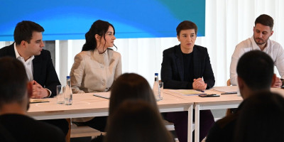 Predsednica Narodne skupštine Ana Brnabić čestitala je danas Dan studenata 4. april svim studentima  i poželela da se nikada više ne ponovo blokade na fakultetima, poručivši da će država vratiti obrazovanje na pravi put i upozorila da je zbog blokada nažalost u 2025. godini diplomiralo 11.500 manje studenata nego 2024. godine, što je direktno uticalo na njihovu budućnost.
