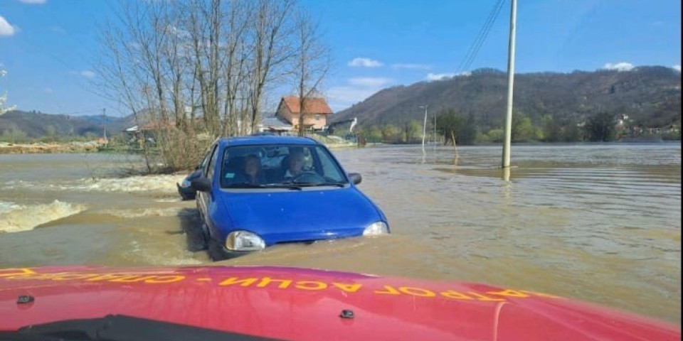 Drama kod Požege: Ostali zarobljeni u bujici Zapadne Morave, usledila je akcija spasavanja (VIDEO)