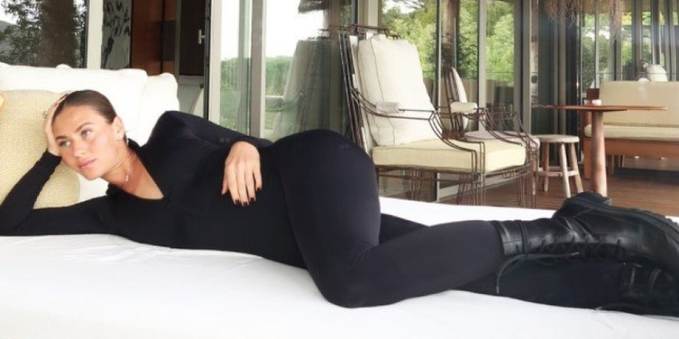 Jezivo! Atraktivna brineta trenira dok odjekuju sirene za napad, ono što je poručila ledi krv u žilama (VIDEO)