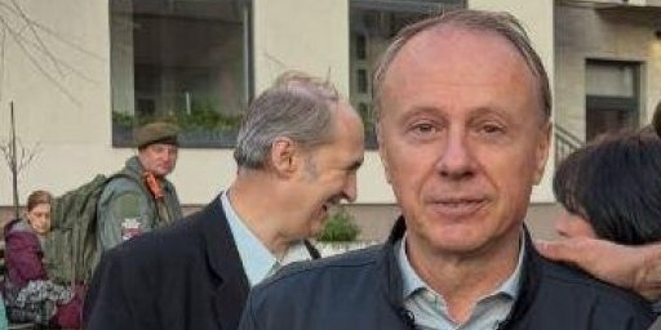 "Đokica pronađen bez gornjeg dela kupaćeg": Politikant uslikan na moru, mreže gore - Ovaj bi da bude premijer Srbije (FOTO)
