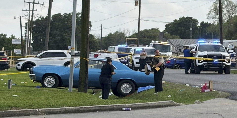 (UZNEMIRUJUĆE) Automobil uleteo u masu, ogroman broj zageženih! Krv na sve strane, monstruozni snimci kruže mrežema