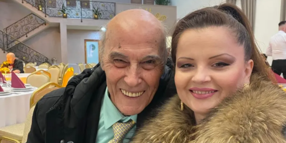 Pokazala čime raspolaže, a srce ne bira! Ona mlađa 41 godinu, a Bajić gazi 88 - Cure ljubavne fotke, par iz snova!