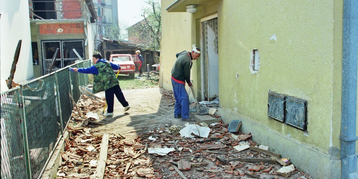Čišćenje civilnog objekta nakon reketiranja Aleksinca