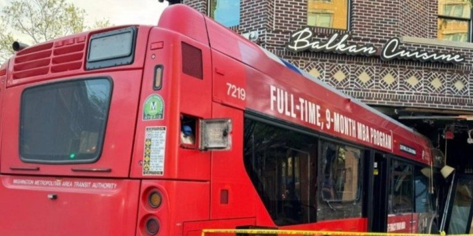 Užas! Autobus se zakucao u srpski restoran (FOTO)