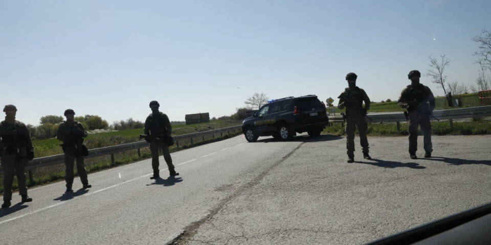 Informer u Kanjiži! Novi detalji opsadnog stanja: Policija i Vojska Srbije i dalje detaljno pretražuju teren (FOTO/VIDEO)