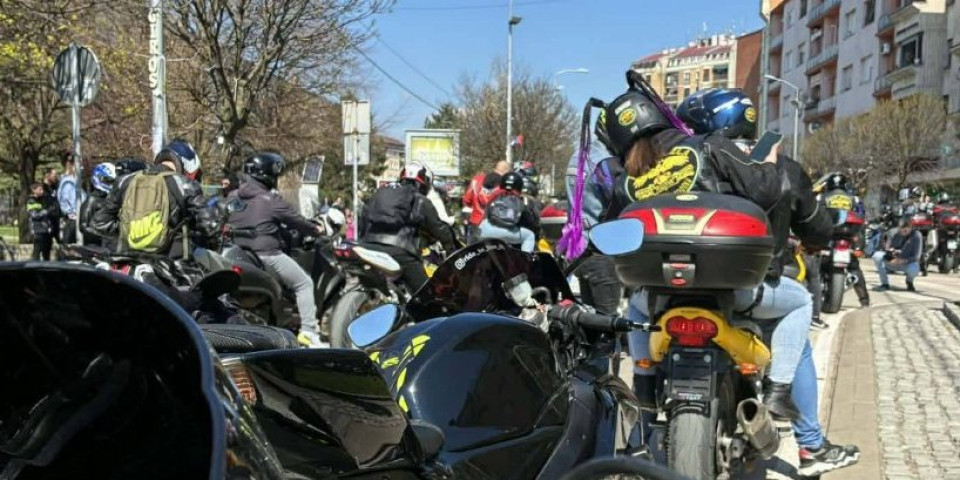 Tutnji kroz Paraćin: Svi izašli da vide šta se dešava na ulici, evo o čemu je reč (VIDEO)