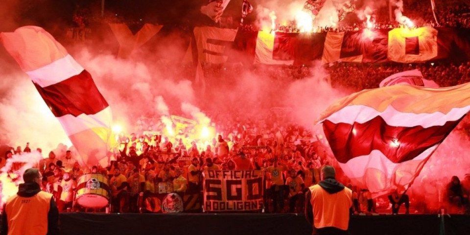 Haos na meču Dinama: Huligani upali na teren i zapalili zastavu protivničke ekipe, reagovala policija (VIDEO)