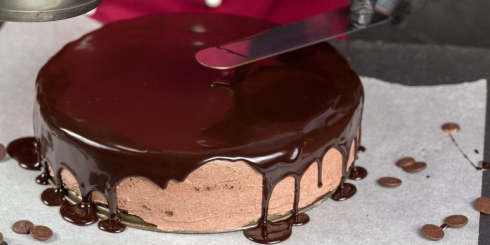 Čokoladna glazura koja se seče kao puter: Glatka, sjajna i bez pukotina