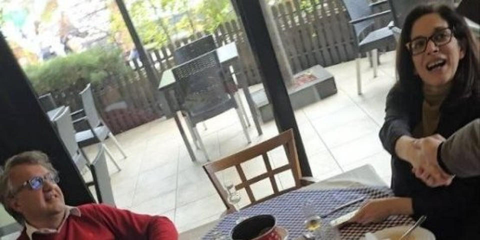 "Đokić se možda i drogira": Cveta ljubav među novosadskim blokaderima, dok u Beogradu "leti perje" (VIDEO)