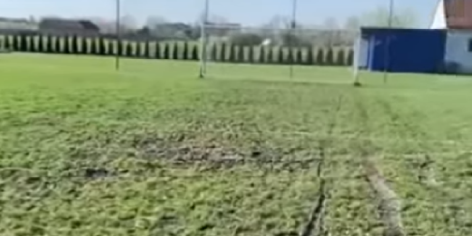 Traktorom na stadion: Šta se desilo na sportskom terenu u ovom sremskom selu (VIDEO)