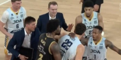 Pesničenje na utakmici Monaka: Udario ga u glavu i izazvao opšti haos na terenu (VIDEO)