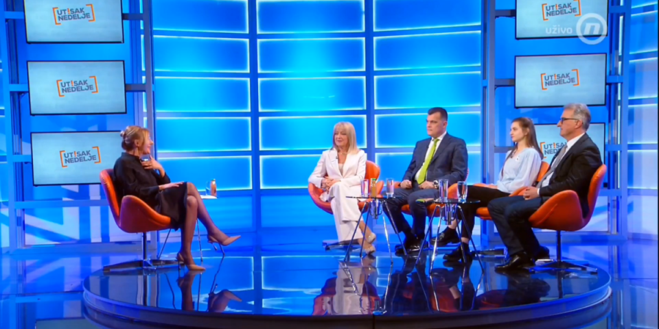 Ovo su već ozbiljne deluzije uživo: I ateisti će početi da se krste kad vide šta ova blokaderka radi u "Utisku" (VIDEO)