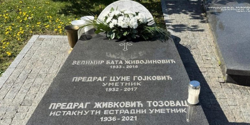 Pet godina od smrti Predraga Živkovića Tozovca - Na grobu belo cveće i jedna sveća (VIDEO)